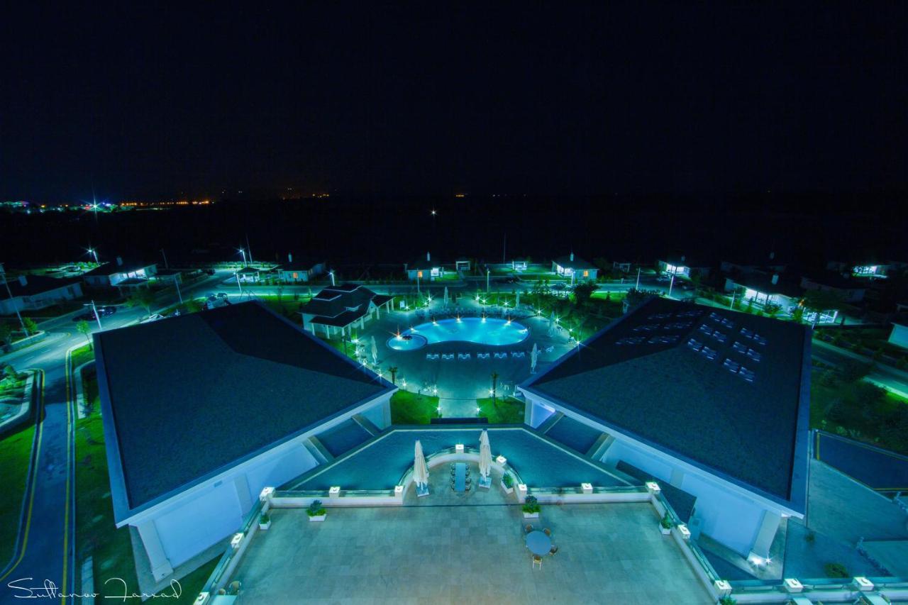 Gabala Garden Hotel Zewnętrze zdjęcie The pyramids at night