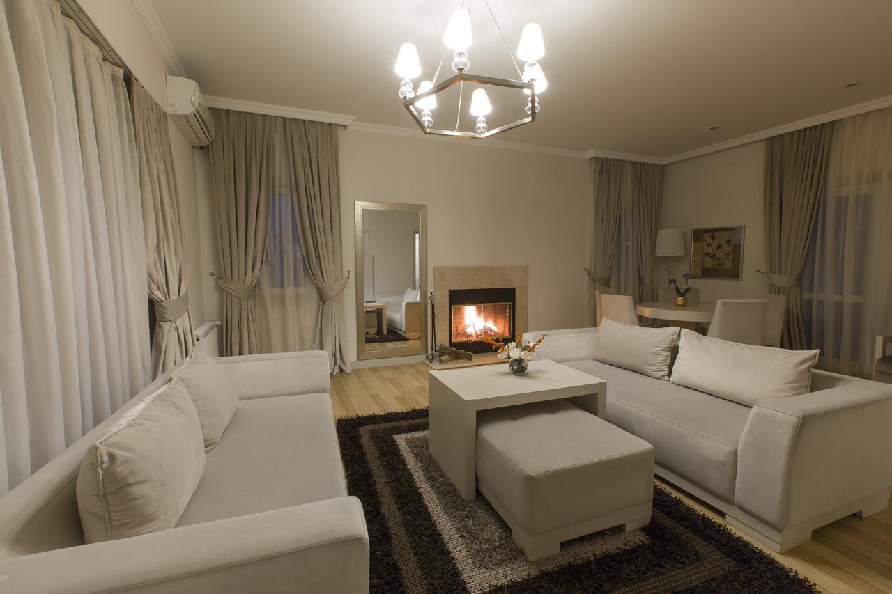 Gabala Garden Hotel Zewnętrze zdjęcie A living room with a fireplace